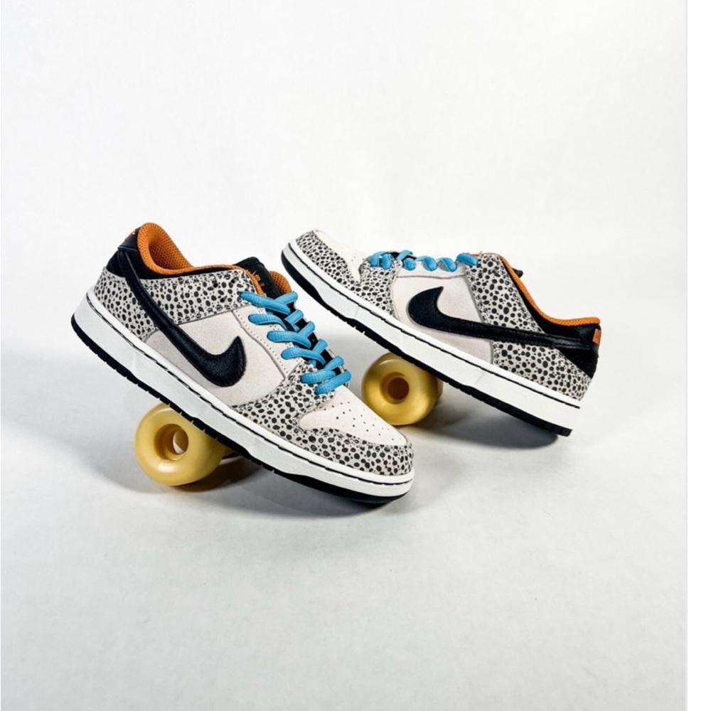 Nike Men!s Speckled Black and White Sneakers with Blue Laces